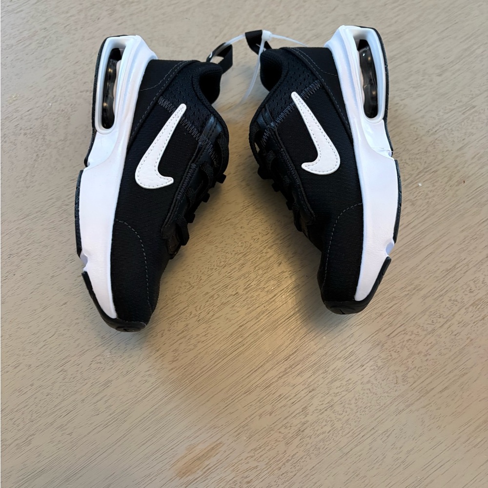 Nike Kids' Black/White Air Cushion Sport Shoes